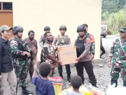 Sambut Bulan Kasih Natal 2023, Koramil 1710-04/Tembagapura Bagikan Sembako Kepada Warga