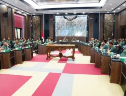 Panglima TNI Jenderal TNI Agus Subiyanto Serah Terimakan Risalah Kasad