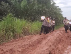 Tempuh Medan Ekstrem, Kapolsek Sungai Sembilan dan Personil Antar Sembako ke Kelurahan Bangsal Aceh
