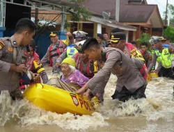 AKBP Budi Setiyono Turun Langsung Evakuasi 2 Lansia di Desa Babussalam