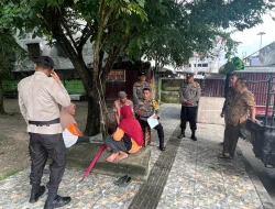 Satgas Preemtif Subsatgas Binmas Sebar dan Bagikan Stikers Himbau Sukseskan Pemilu 2024