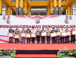 Irjen Pol Moh Iqbal, Beri Penghargaan Kepada Sejumlah Tokoh Terbaik di Riau