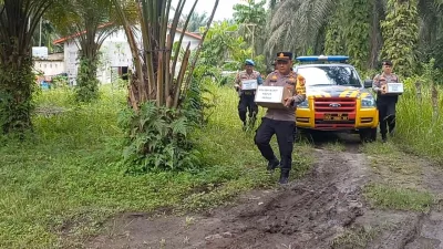 Tempuh Medan Ekstrem, Polsek Bukit Kapur Antar Bantuan ke Lansia Kategori Kurang Mampu