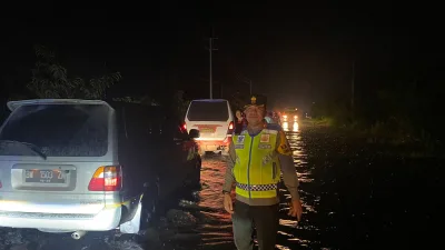 Walaupun Basah Kuyup, Kapolres Pelalawan Tetap Berusaha Wujudkan Cooling System Layani Masyarakat Terjebak Banjir
