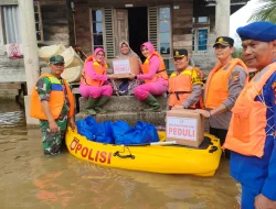 Akibat Meluapnya Sungai Kampar, Kapolres dan Ketua Cabang Bhayangkari Pelalawan Tinjau Serta Beri Bantuan Puluhan Keluarga di Dusun Muara Sako