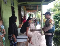 Banjir, Bhabinkamtibmas Polsek Bangko Tetap Semangat Patroli dan Sosialisasi Pemilu Damai