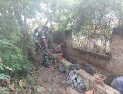 Bersama Masyarakat Babinsa Terjun Perbaiki Saluran Air Di Kelurahan Kertasari