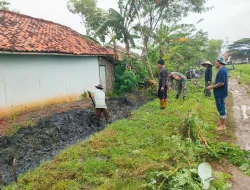 Antisipasi Banjir Babinsa Bersama Warga Perbaiki Saluran Air