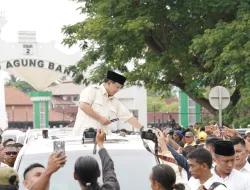 Disambut Masyarakat Banten termasuk Anak-anak, Prabowo Berbagi Cokelat