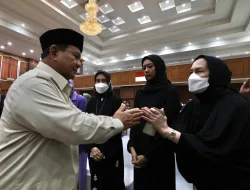 Prabowo Beri Penghormatan Terakhir ke Doni Monardo di Balai Komando Kopassus Cijantung