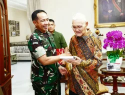 Panglima TNI Kunjungi Sesepuh TNI Jenderal TNI (Purn) Try Sutrisno