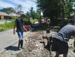 Babinsa Koramil 1710-07/Mapurujaya Bersama Warga Binaan Kerja Bakti Bersihkan Ruas Kanan Kiri Jalan Dan Parit