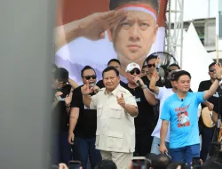 Momen Prabowo Sumringah Usai Cicipi Opor Ayam Chef Bobon
