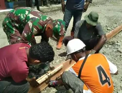 Jalin Kebersamaan Serta Perkokoh Kemanunggalan, Babinsa Koramil 1710-07/Mapurujaya Bersama Warga Binaan Kerja Bakti Pengecoran Jalan