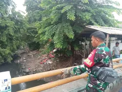 Potensi Hujan Meningkat Babinsa Pantau Debit Air Kali Jambe