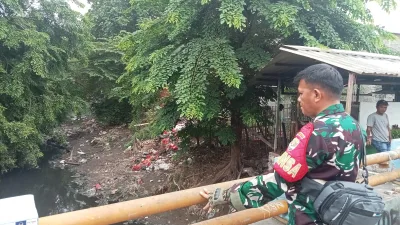 Potensi Hujan Meningkat Babinsa Pantau Debit Air Kali Jambe