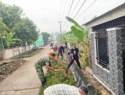 Bakti TNI AD Babinsa Koramil 11 Pebayuran Targetkan Pembersihan Saluran Air di Desa Bantarjaya