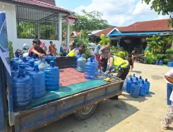 Dalam Rangka Cooling System, Satlantas Polres Pelalawan Berbagi Air Bersih di Desa Makmur