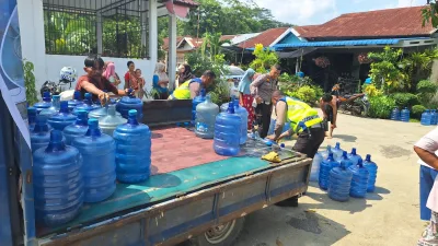 Dalam Rangka Cooling System, Satlantas Polres Pelalawan Berbagi Air Bersih di Desa Makmur