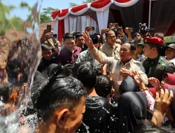 Warga Antusias Sambut Kehadiran Prabowo di Kuningan, Peluk Hangat hingga Selfie Bersama