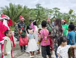 Jelang Natal 2023, Sinterklas Kodim 1710/Mimika Bagikan Bingkisan Kepada Anak-Anak