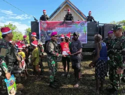 TNI Peduli : Satgas Pamtas Mobile RI–PNG Yonif 7 Marinir dan Kodim 1715/YHK Salurkan Bansos di Yahukimo Papua