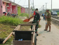Kepedulian Babinsa Bantu Warga Bersihkan Lingkungan