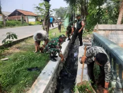 Akibat Sampah Tersumbat Belasan Warga Bersama Anggota Koramil 11 Pebayuran Bersihkan Saluran Air