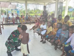 Peduli Dengan Perkembangan Pertumbuhan Anak, Babinsa Koramil 1710-07/Mapurujaya Bagikan Makan Tambahan