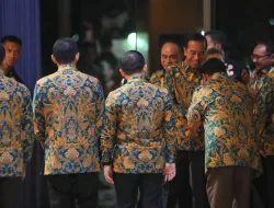 Antusiasme Jemaat Milenial dan Gen-Z Selfie Bareng Prabowo di Acara Natal Surabaya