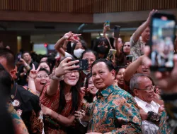 Gemuruh Jemaat Kristiani Teriak “Prabowo” hingga Rebutan Selfie dan Pose Dua Jari di Surabaya