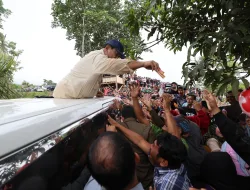 Prabowo Diserbu Warga saat Bagi-bagi Cokelat di Desa Karanganyar Sukabumi