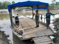 Potensi Hujan Meningkat Babinsa Pantau Debit Air Sungai Citarum