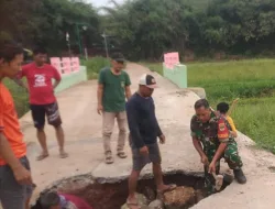 Khawatir Terjadinya Kecelakaan Babinsa Bersama Masyarakat Tambal Jalan Berlubang
