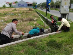 Peduli Lingkungan Babinsa Koramil 05 Cibitung Kerja Bakti Bersama Warga