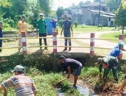 Sejumlah Warga Perumahan Ikut Melaksanakan Kerja Bakti Bersama Koramil 06 Setu
