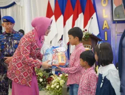 Momen Haru Irjen Iqbal dan Istri Peluk Anak Personel Polairud yang Gugur Dalam Bertugas