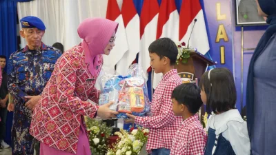 Momen Haru Irjen Iqbal dan Istri Peluk Anak Personel Polairud yang Gugur Dalam Bertugas