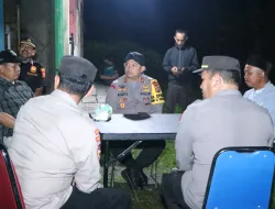 AKBP Asep Sujarwadi Blusukan Tengah Malam, Sapa dan Berbincang dengan Warga yang Melaksanakan Ronda