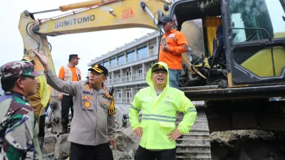 Kapolda Sumut Salurkan Bantuan dan Pastikan Pencarian Korban Longsor di Humbahas