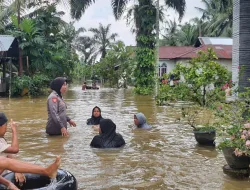 Terjang Hujan dan Banjir, Polwan Polisi RW Sapa dan Laksanakan Trauma Healing Masyarakat Korban Banjir