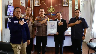 Dinilai Memiliki Dedikasi Dan Loyalitas Tinggi, Kapolresta Pekanbaru Terima Penghargaan Dari LEMKAPI