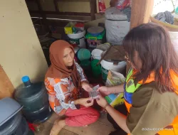 Pro Aktif Team Kesehatan Polres Pelalawan Datangi dan Lakukan Pemeriksaan Kesehatan Warga yang Terisolir Akibat Banjir