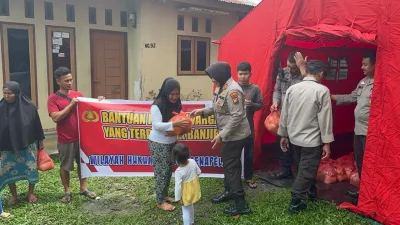 Peduli Warga Yang Terdampak Banjir, Kapolsek Senapelan Bagikan Bansos