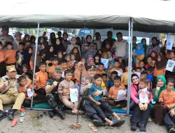 Kapolda Riau dan Danrem 031/Wira Bima Kompak Bantu Korban Banjir, Setengah Badan Terendam Air