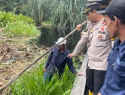 Mandi Keringat, Bersih-bersih Kanal Mencapai 1 Kilometer, Kapolsek Siak Kecil dan Warga Wujudkan Pemilu Damai 2024