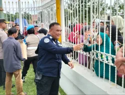 Aksi Humanis Kapolresta Pekanbaru, Bagikan Buah dan Minuman Kepada Peserta Unjuk Rasa