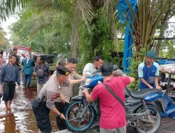 Kesiagaan Personil Polres Pelalawan Ciptakan Cooling System Bantu Masyarakat Terdampak Banjir