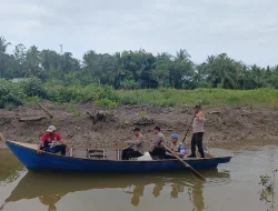 Dengan Sampan Dayung Menuju Hulu Sungai Desa Terpencil, Polsek Rupat Utara Sosialisasikan Pemilu Damai 2024
