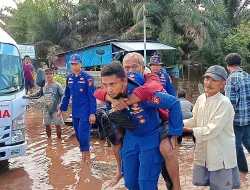 Cooling System Jelang Pemilu, Kasat PolAirud Polres Siak, Evakuasi Lansia Sakit Terkena Dampak Banjir